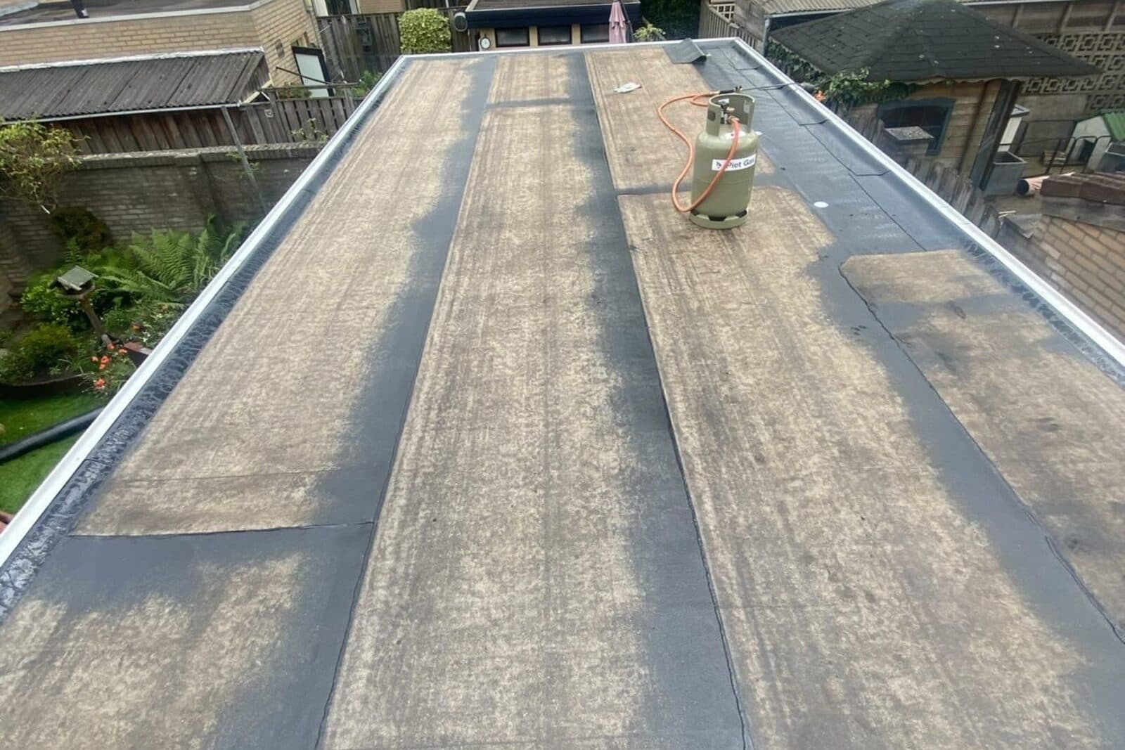 Groot plat dak met nieuwe bitumen dakbedekking, strak afgewerkt