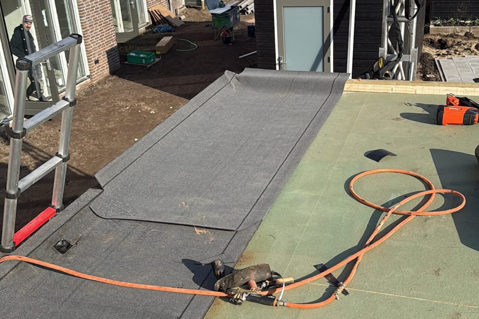 Nieuw plat dak in aanleg op nieuwbouwwoningen