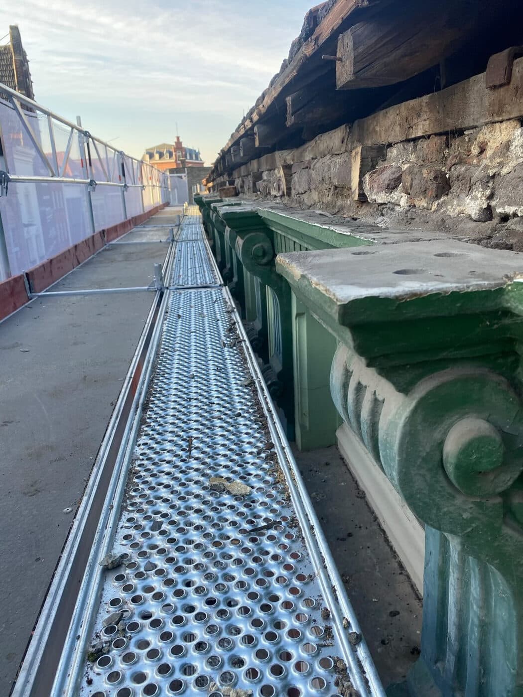 Nieuwe zinken bakgoot langs een monumentaal pand, strak vakwerk