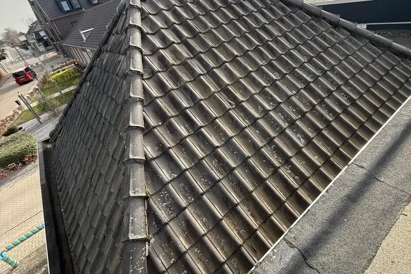 Hellend dak met keramische dakpannen