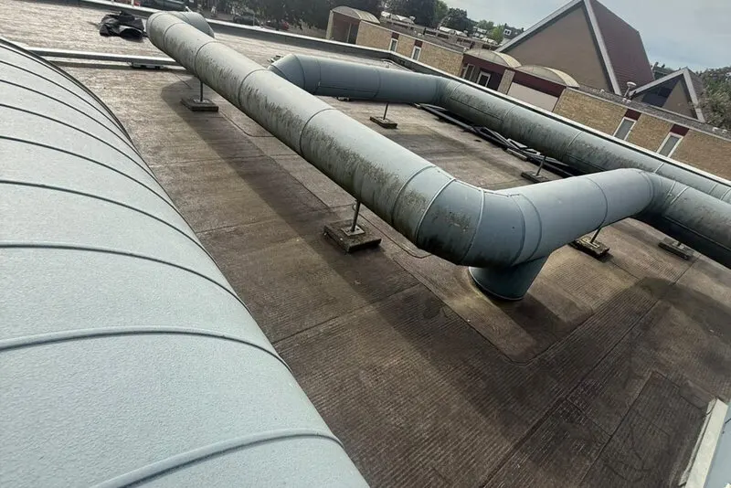 Plat dak met EPDM-dakbedekking rond ventilatiekanalen