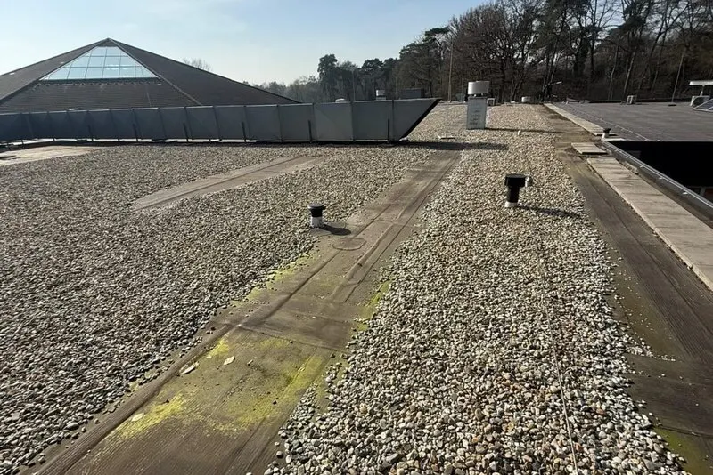 Grindgedekt bitumen plat dak met dakdoorvoeren