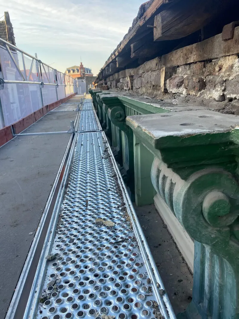 Nieuwe zinken bakgoot langs een monumentaal pand